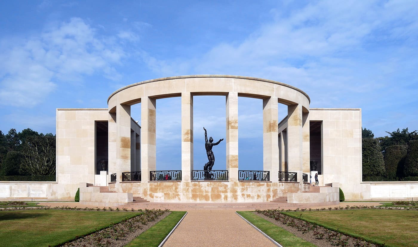 EN IMAGES. 9 389 bougies illuminent les sépultures américaines du cimetière  d'Omaha Beach