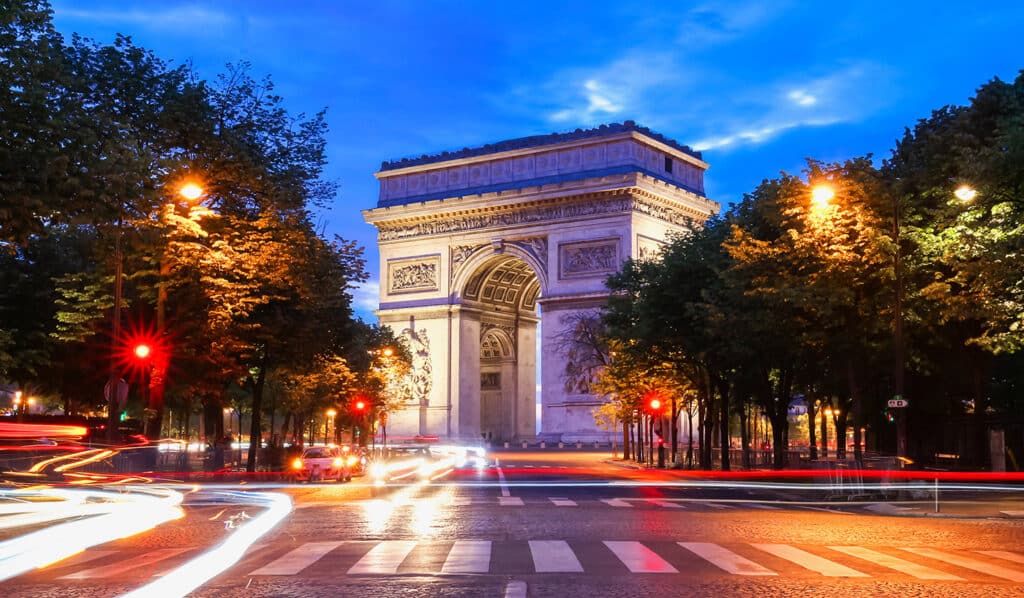 Visit monuments at night in Paris