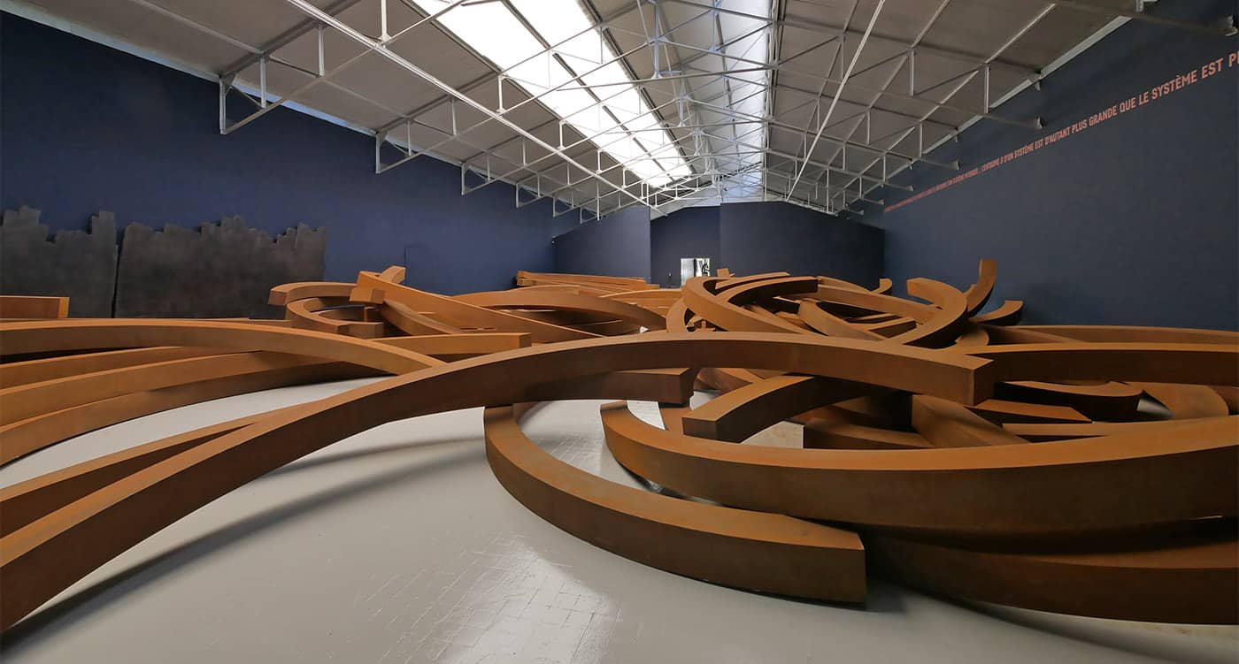 The imposing steel installations of the artist Bernar Venet on the